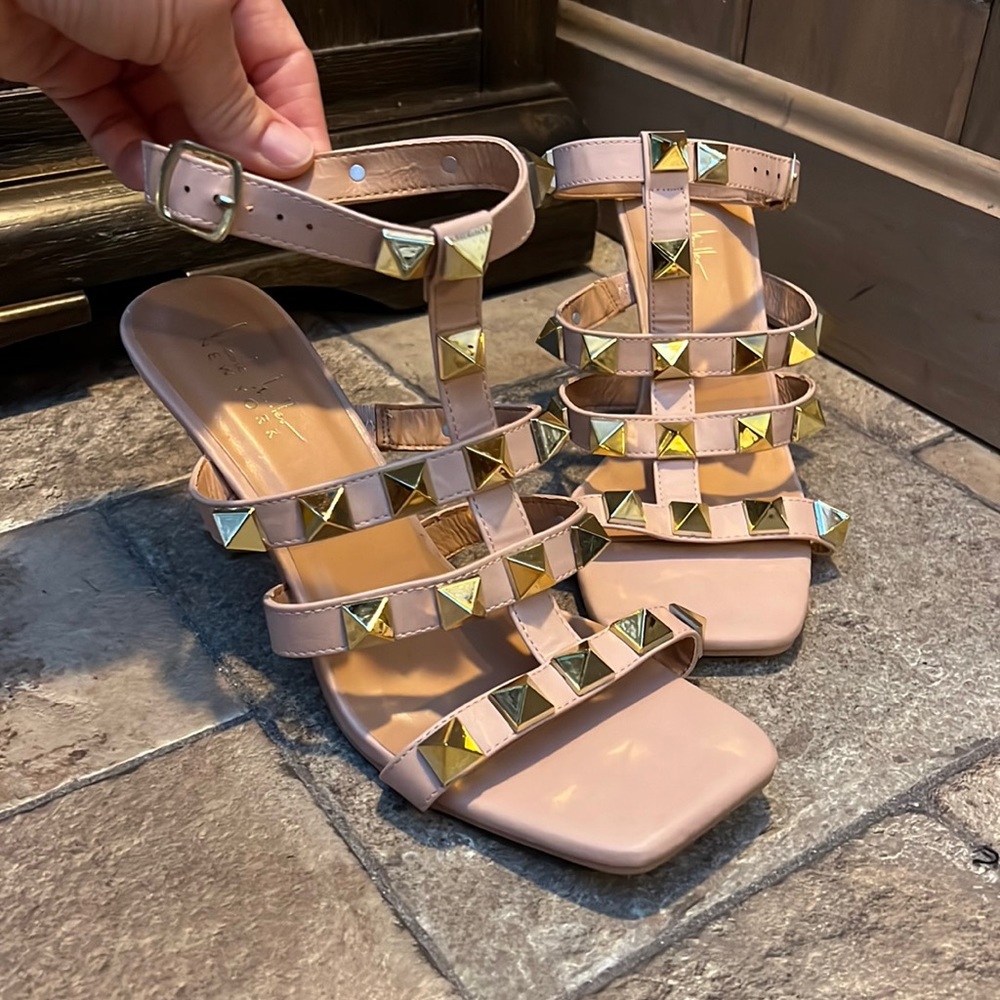 Women’s size 10 tan gold studded sandal heel Brand Nicole Miller EUC